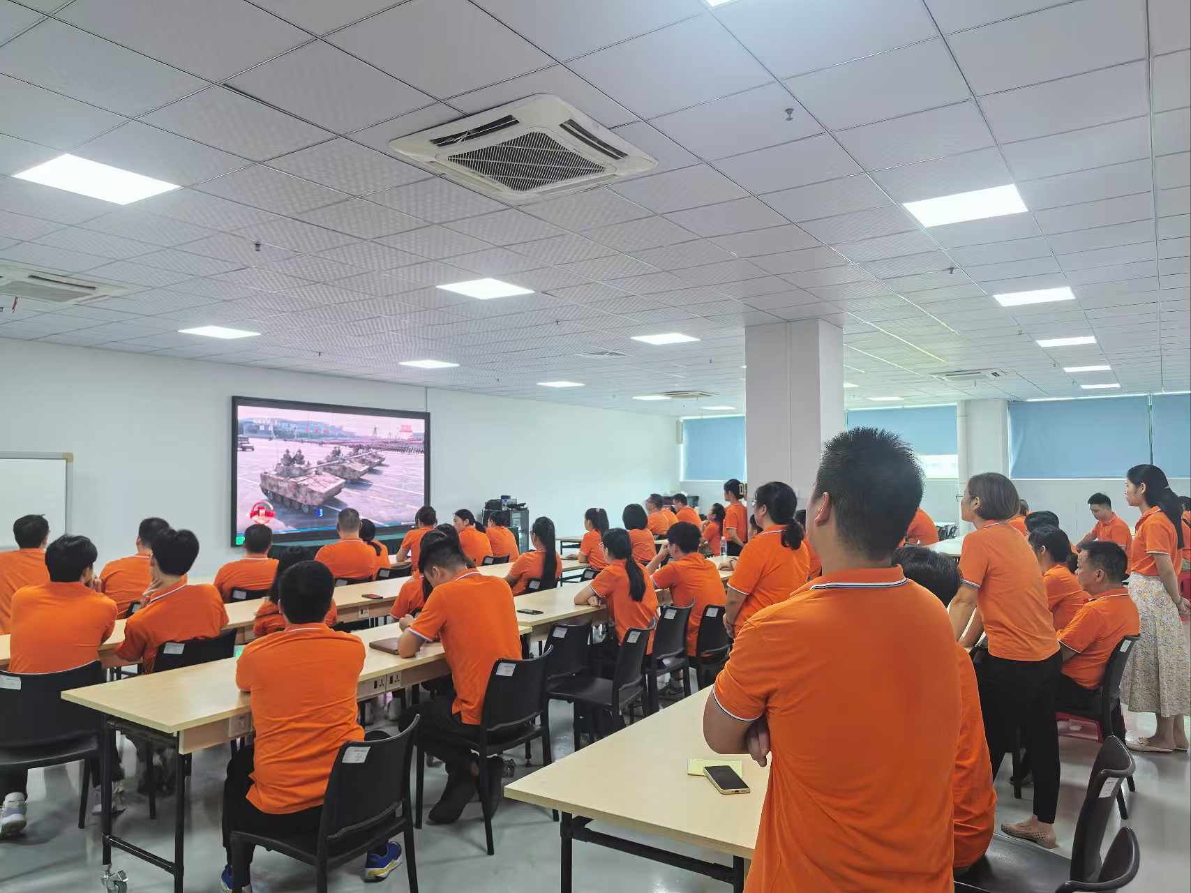 恩創科技-熱血鑄軍魂，同心向未來&mdash;&mdash;恩創員工共觀閱兵儀式